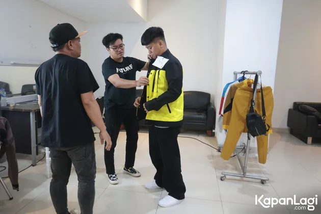 Yusuf DA7 Pakai Jaket Kuning