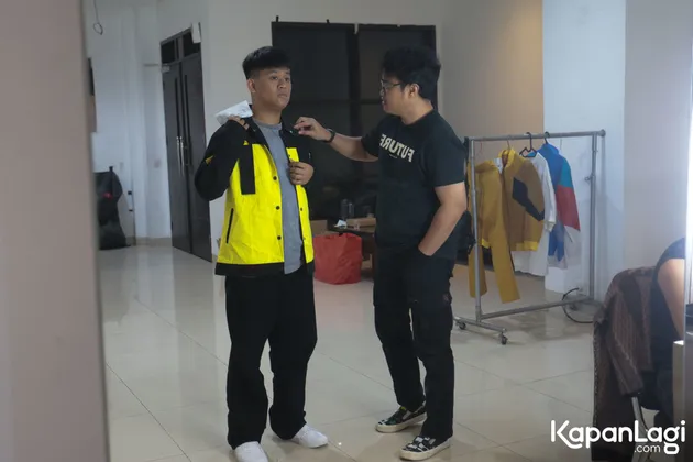 Yusuf DA7 Merapikan Jaket