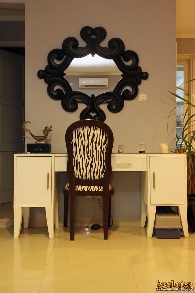 KapanLagi.com: Seseksi Pemiliknya? : Meja dengan kursi 