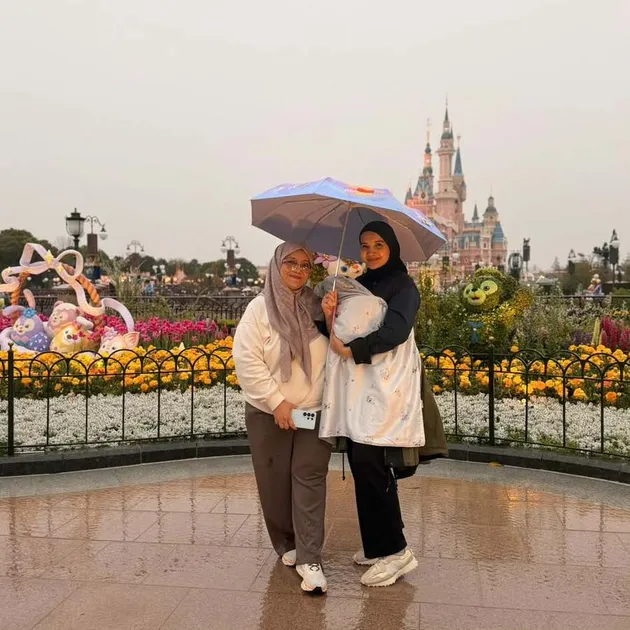 Zaskia Sungkar liburan bareng ibu