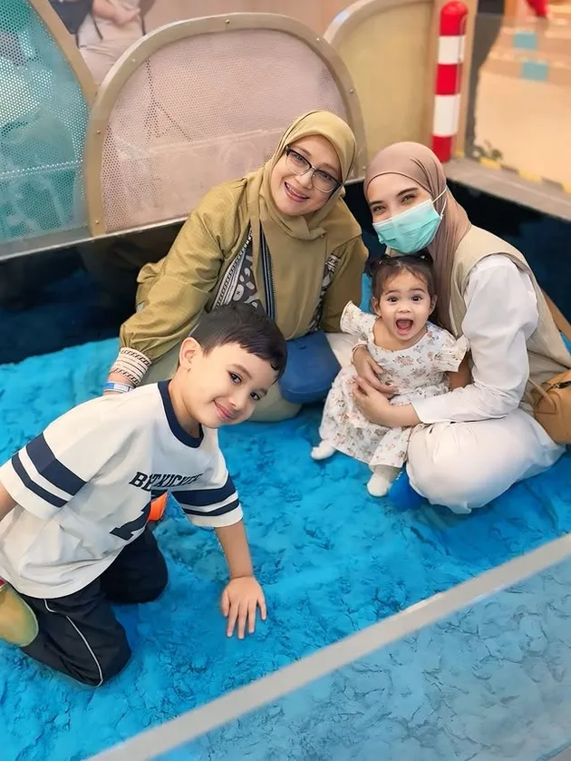 Zaskia Sungkar dan anak