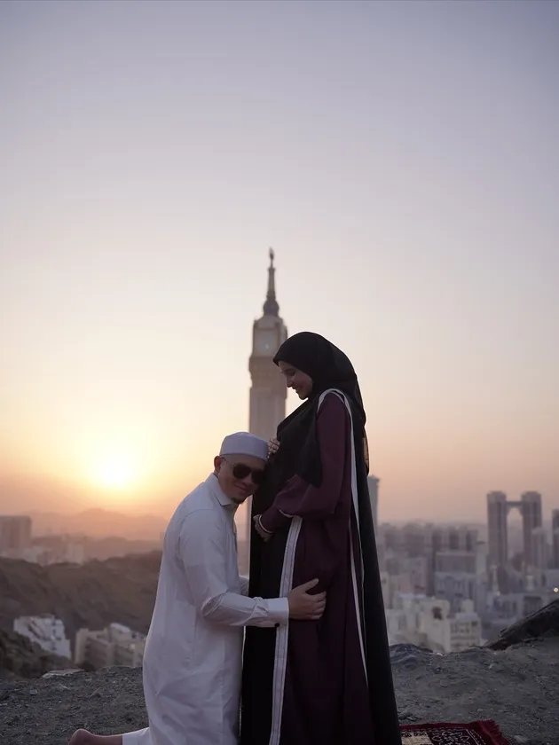 Zaskia sungkar maternity tanah suci