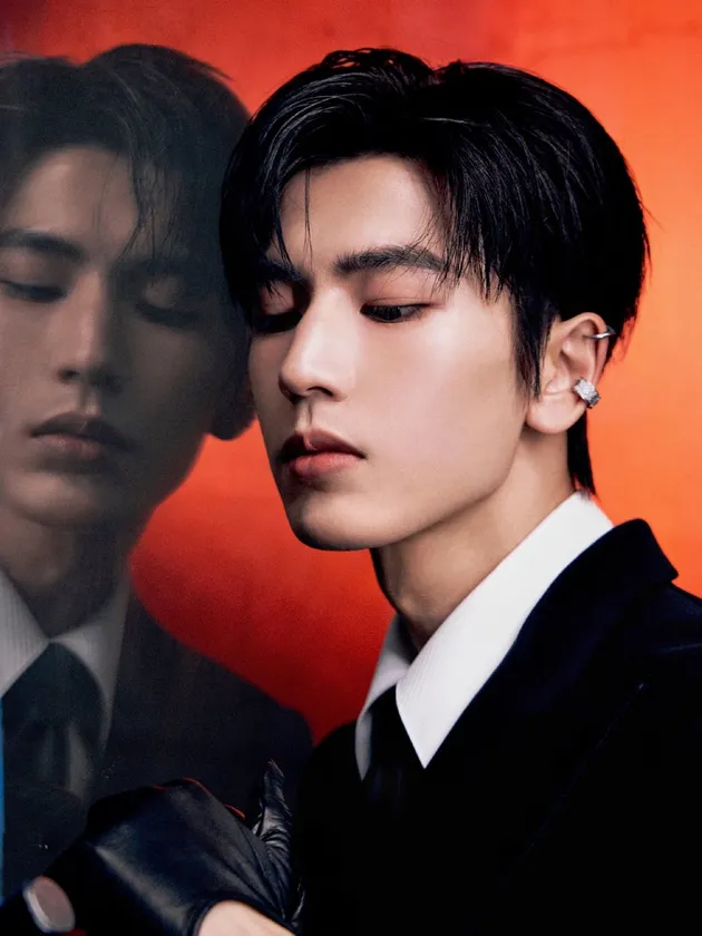 Zhang Linghe pakai earclip