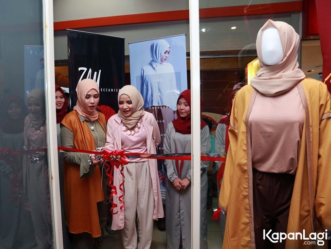 Pemotongan pita merah sebagai tanda dibukanya toko cabang baru MECCANISM. © KapanLagi.com/Muhammad Akrom Sukarya