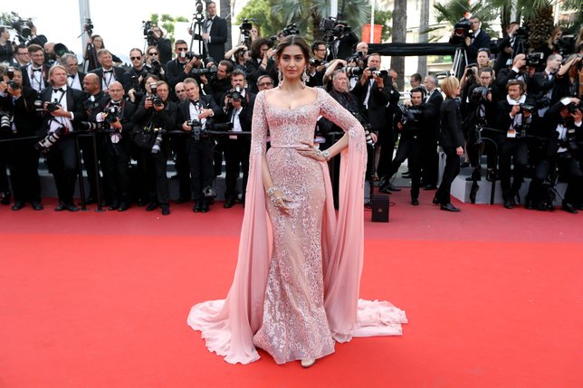 Sonam salah dikenali sebagai Deepika oleh fotografer di Cannes ©AFP