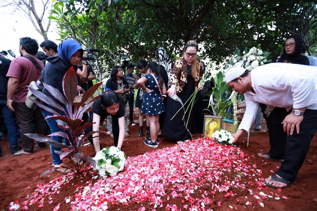 Sang Ibunda berniat untuk memindahkan makam Yana Zein ke tempat yang lebih baik © KapanLagi.com/Muhammad Akrom Sukarya