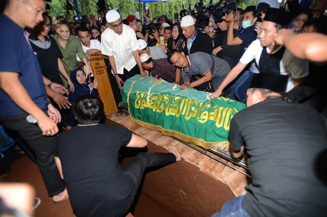 Prosesi pemakaman Jupe dihadiri ratusan orang ©KapanLagi.com®/Bayu Herdianto