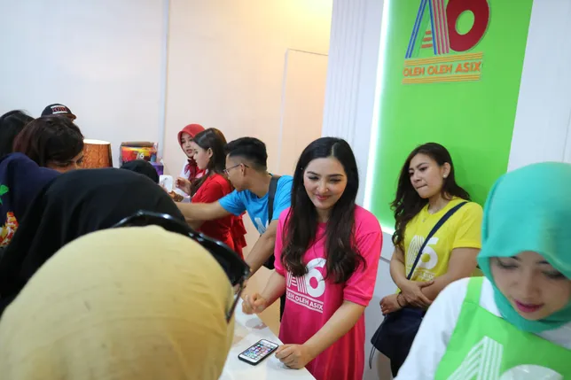 Ashanty sibuk dengan pembeli di pembukaan Oleh-oleh A6 ©KapanLagi.com®/Agista Rully