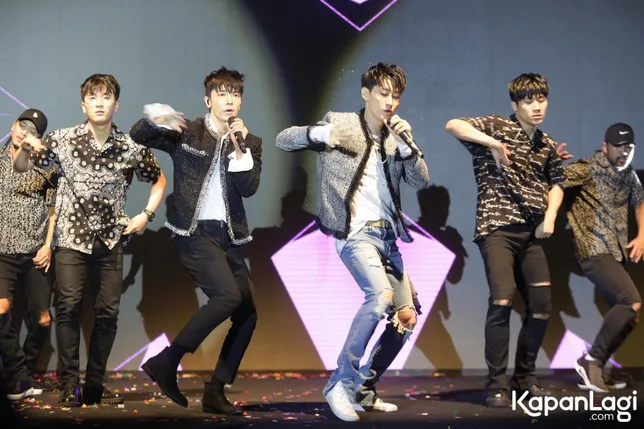 Donghae dan Eunhyuk hibur para penggemar dengan penampilan kece © KapanLagi.com®/Budy Santoso