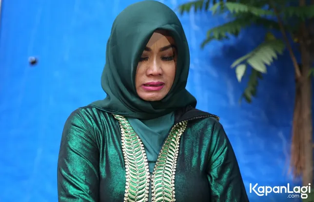 Mama Julia Perez hampir setiap hari datang ke makam. © KapanLagi.com/Agus Apriyanto