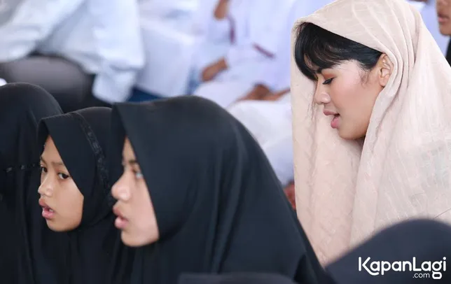 Suasana pengajian 100 hari meninggalnya Julia Perez. © KapanLagi.com/Agus Apriyanto