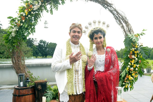 Rasti dan Arie kala menemui wartawan setelah akad nikah ©KapanLagi.com/Muhammad Akrom Sukarya