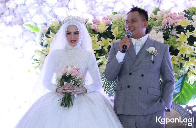 Pernikahan Angel Lelga dan Vicky Prasetyo yang mewah. © KapanLagi.com/Agus Apriyanto