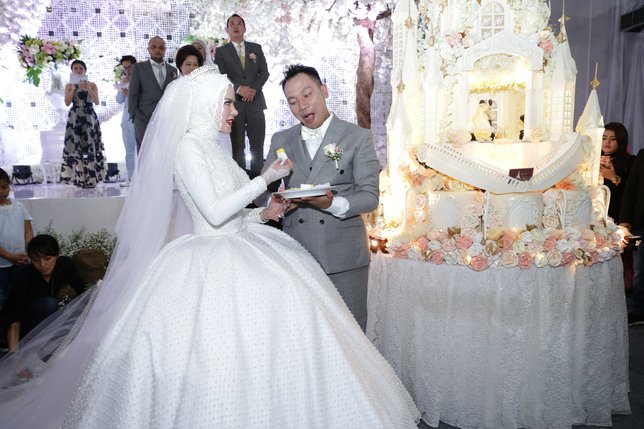 Angel dan Vicky di hari resepsi pernikahan mereka, Sabtu (10/2) ©KapanLagi.com/Agus Apriyanto