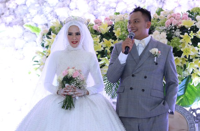 Angel Lelga mengaku puas dan senang setelah mengikat janji sucinya bersama Vicky Prasetyo © KapanLagi.com/Agus Apriyanto