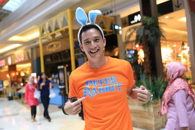 Mike Lewis dengan pakaian serba oranye ala Peter Rabbit. (Agus Apriyanto)