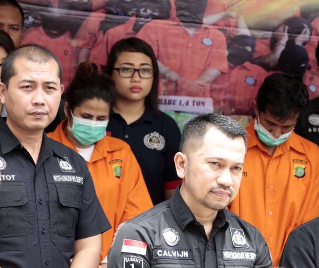 Kasubdit I Ditreserse Narkoba Polda, AKBP Calvin Simanjuntak sebut Elvy Sukaesih tak berada di rumah saat penangkapan terjadi © KapanLagi.com/Muhammad Akrom Sukarya