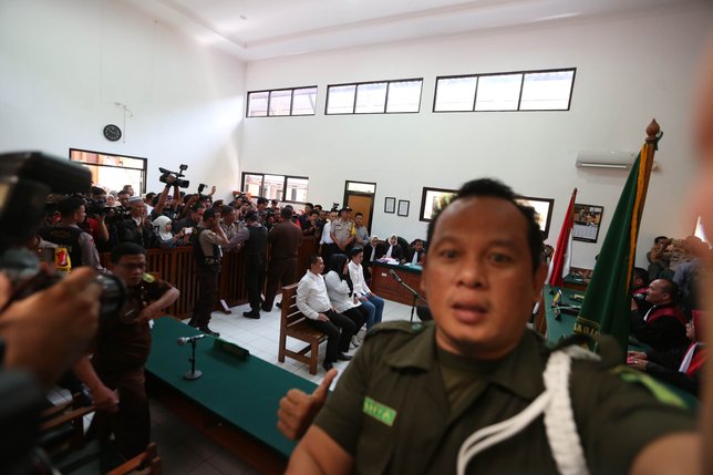 Korban sempat melontarkan sumpah di sidang perdana Anniesa Hasibuan, Andika Surachman dan Siti Nuraidah Hasibuan © KapanLagi.com/Budy Santoso