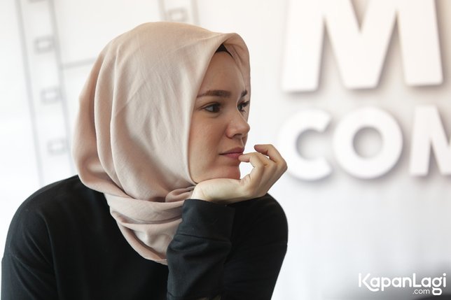 Dewi Sandra membahas proses ia mengenakan hijab. © KapanLagi.com/Agus Apriyanto