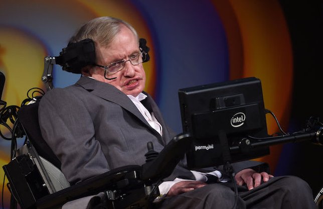 Hawking suka main game tapi tetap bisa lulus kuliah di usia muda ©AFP