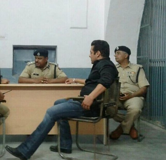 Salman Khan ketika ditahan, kini bebas dengan jaminan ©indianexpress.com