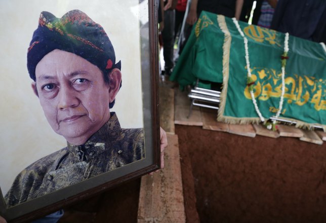 Sederet artis Tanah Air ikut hadir mengantarkan Deddy Sutomo menuju tempat peristirahatan terakhir © KapanLagi.com/Agus Apriyanto