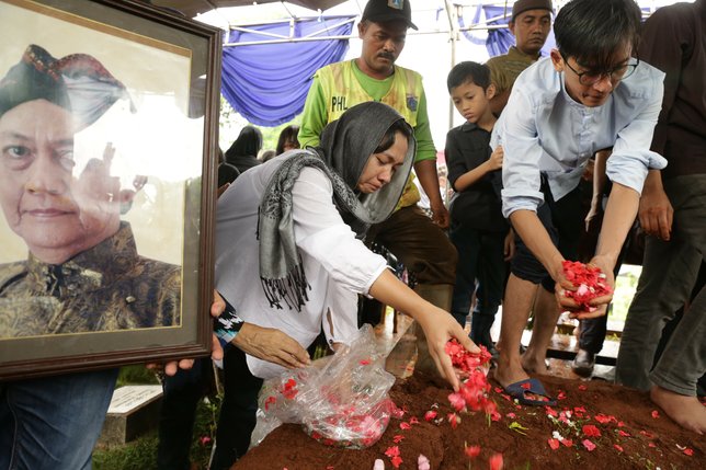 Haru dan tangis terus terdengar di pemakaman Deddy Sutomo © KapanLagi.com/Agus Apriyanto