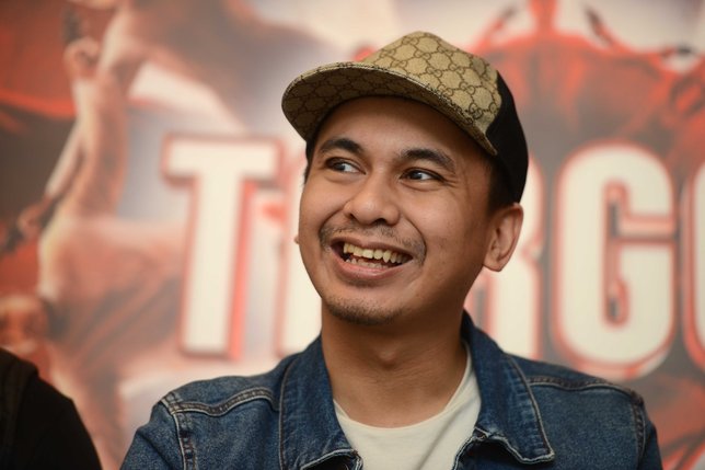 Bukan cuma teknik, Raditya Dika pun harus belajar menyesuaikan ritme tarian Tortor © KapanLagi.com/Bayu Herdianto