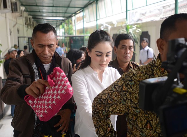 Jennifer Dunn tampak tenang saat berjalan menuju ruang persidangan © KapanLagi.com/Bayu Herdianto