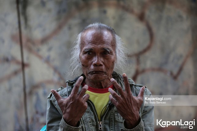 Bisa jadi satpam hingga presiden, Boneng kesulitan perankan Pegawai Negeri / Credit: KapanLagi - Budy Santoso