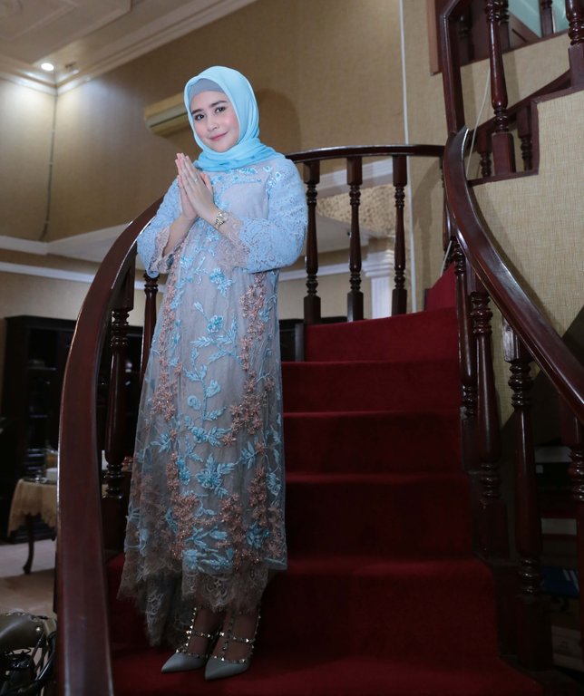 Prilly Latuconsina kenakan jilbab agar tampil serasi dengan keluarganya © KapanLagi.com/Muhammad Akrom Sukarya