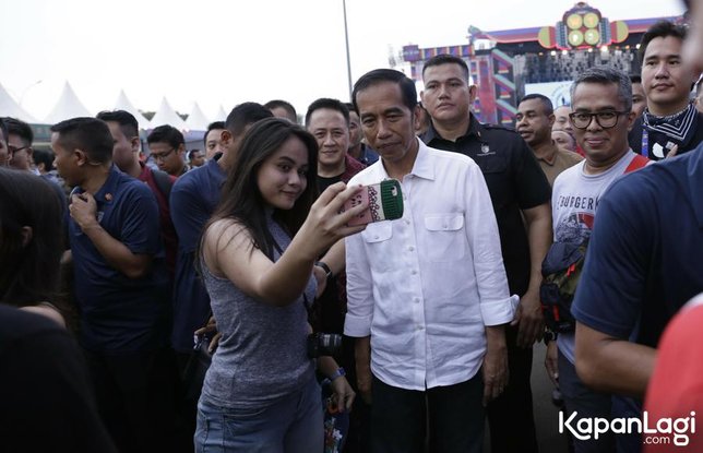 Penonton We The Fest 2018 foto bareng Presiden Jokowi. © KapanLagi.com/Agus Apriyanto