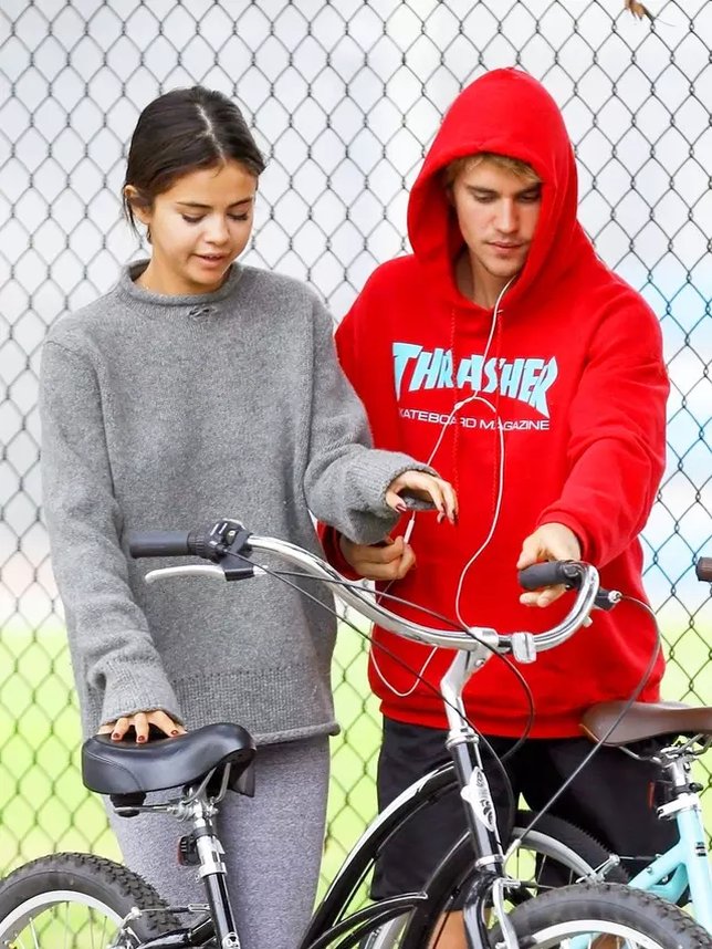 Justin Bieber & Selena Gomez © E News