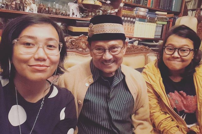 Ginatri S Noer bersama Eyang Habibie yang cerita hidupnya dijadikan film. cr: instagram.com/ginasnoer