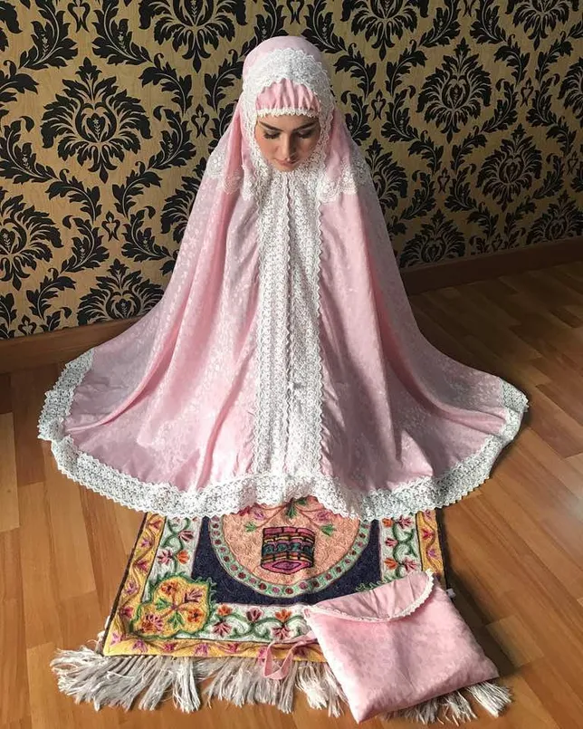 Sempat dikenal dengan image seksi, Kartika Putri kini berhijrah. cr: instagram.com/kartikaputriworld