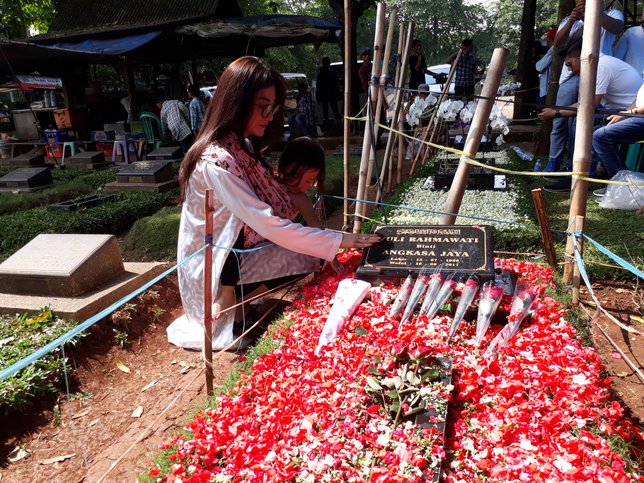 Sarwendah ajak Thalia ke makam Jupe © KapanLagi.com/Mathias Purwanto