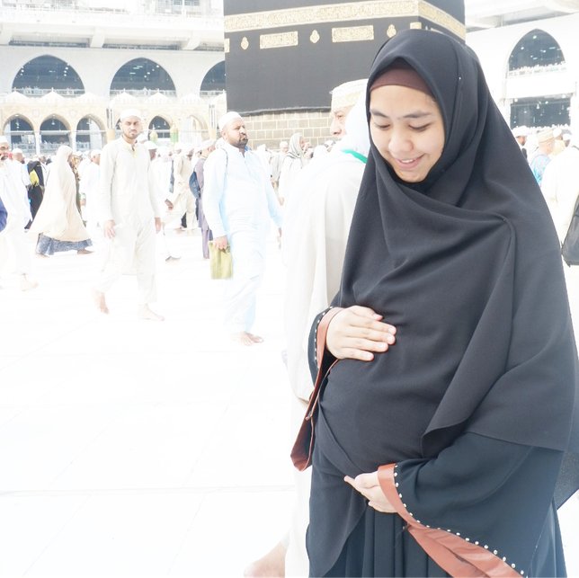 Oki Setiana Dewi Pamerkan Baby Bump di Depan Ka'bah 