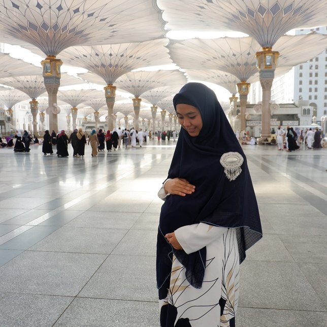 Oki Setiana Dewi Pamerkan Baby Bump di Depan Ka'bah 