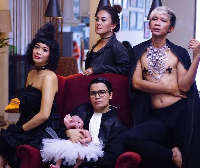 Aming juga punya selera fashion yang 'nyeleneh' / Credit: @psychodiva2016