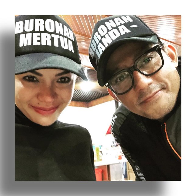 Nikita Mirzani dengan topi buronan. cr: instagram.com/nikitamirzanimawardi_17