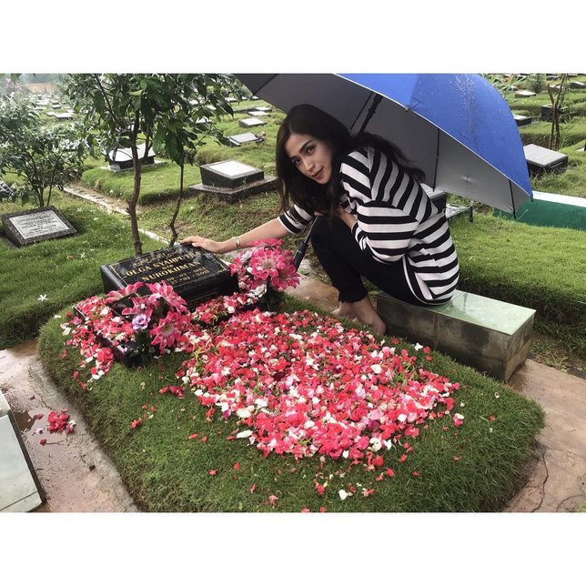 Jedar ziarah ke makam Olga / Credit: @inijedar