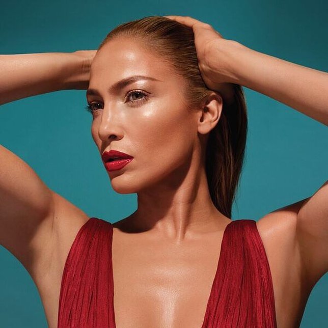 J-Lo akan gandeng Inglot dalam rilis kosmetiknya. © instagram.com/inglotusa