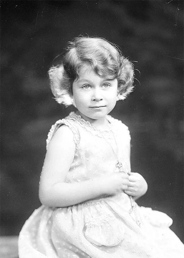 Masa kecil Ratu Elizabeth II. Mirip dengan Putri Charlotte? Credit: Pinterest.com