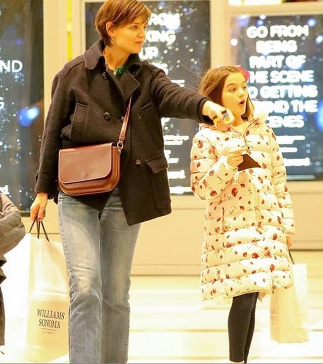 [FOTO] Jalan-Jalan Bareng Sang Ibu, Suri Cruise Tampil 