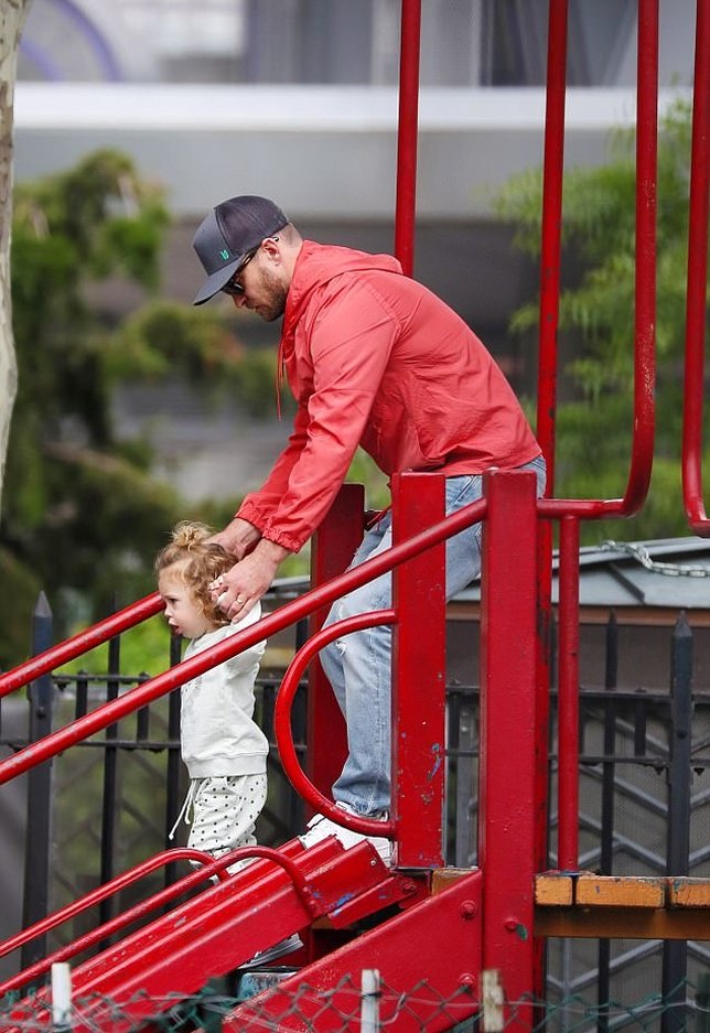 Justin mengajak putranya ke taman © via dailymail.co.uk