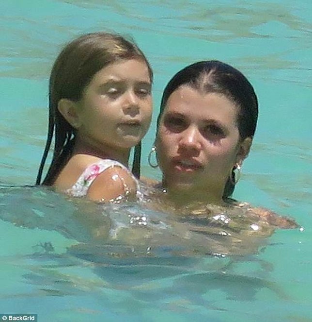 Si kecil Penelope yang lengket pada Sofia. © BACKGRUD via dailymail.co.uk