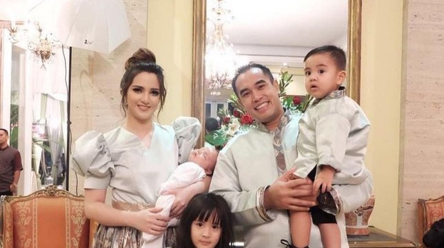 Nia Ramadhani, Ardi Bakrie, dan anak-anak mereka. (credit: instagram.com/ramadhaniabakrie)