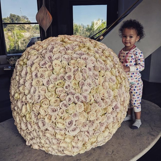 Hadiah karangan bunga dari Kim untuk Chrissy. © Instagram.com/chrissyteigen