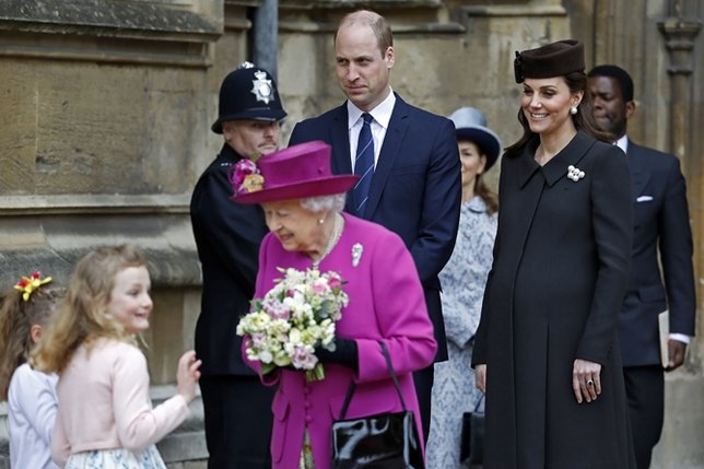 Anggota keluarga kerajaan memiliki cara tersendiri untuk keluar istana. (Cr: AFP)