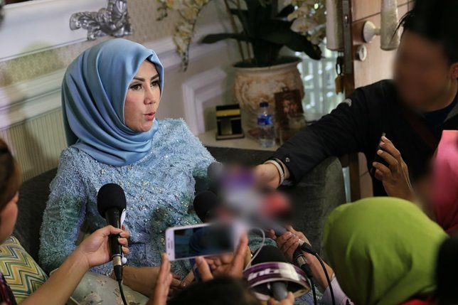 Amy Qanita merasa khawatir namun selalu berdoa demi keamanan keluarganya. © KapanLagi.com/Agus Apriyanto